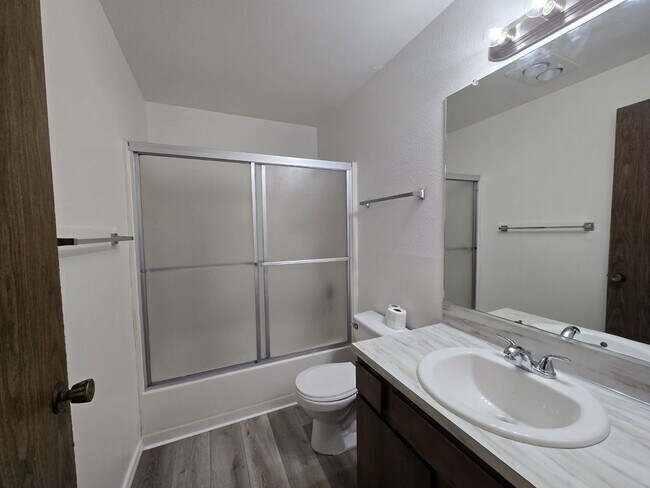 Building Photo - 140 NE Atkinson Ct