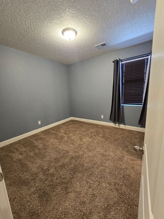 Building Photo - Beautiful 4 bed, 3.5 bath in Mariposa!