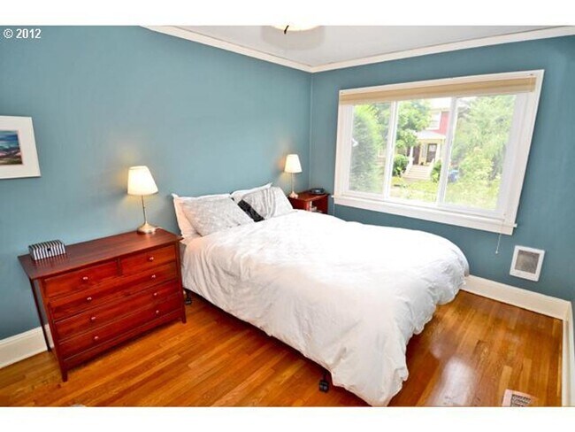 Building Photo - Darling Condo in heart of Hawthorne