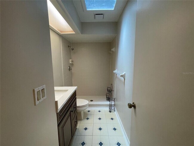 Building Photo - 720 E Gilchrist Ct