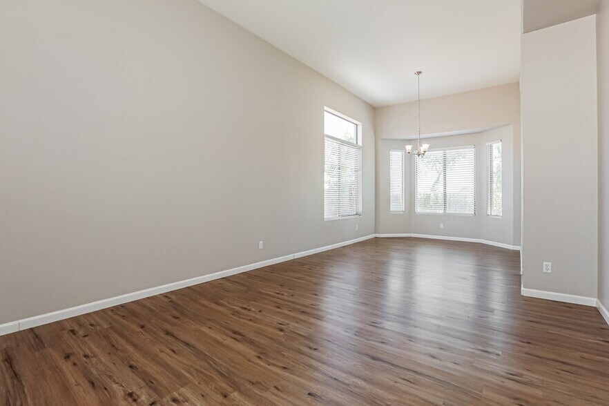 Building Photo - 4091 E Carriage Way