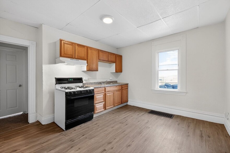 Building Photo - 405 Main St