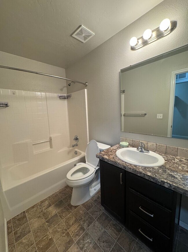 Building Photo - MOVE IN TODAY! Single level floorplan in d...