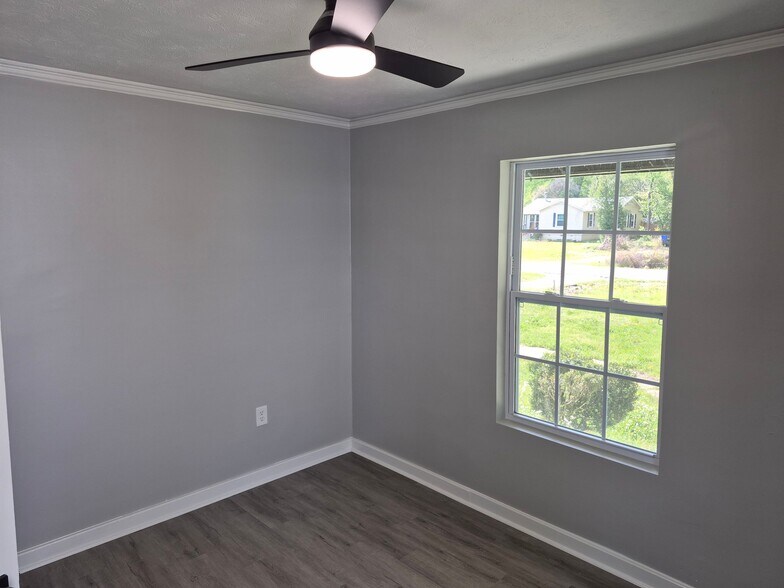 Building Photo - 4858 Sheridan Dr