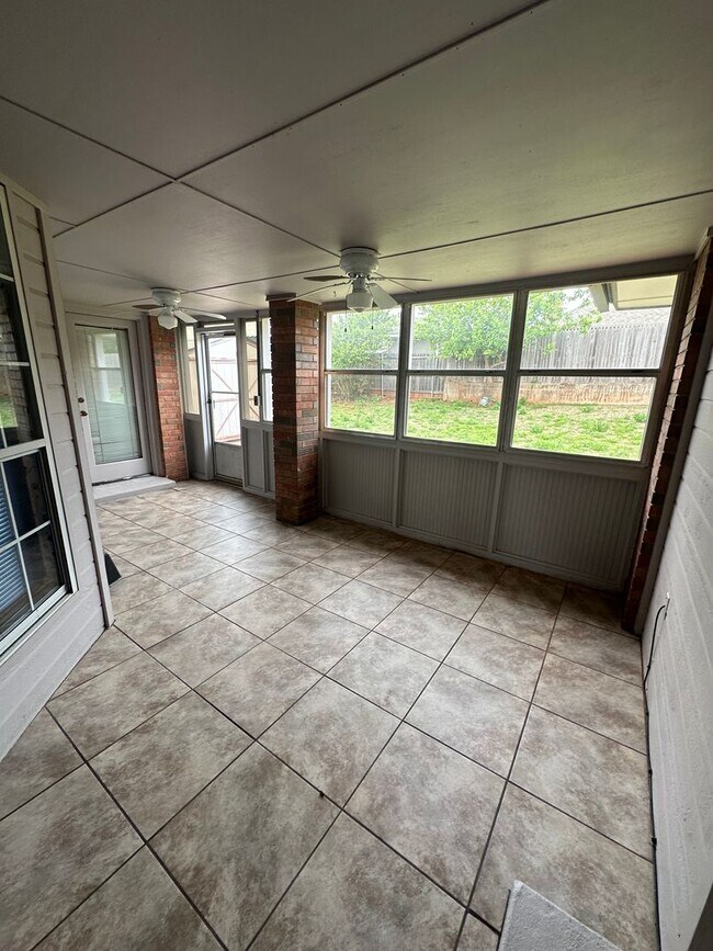 Building Photo - 4 Bed, 2.5 Bath Brick home with 2 car garage