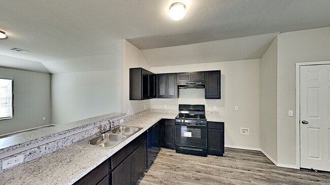 Building Photo - Very Nice 3 Bedroom 2 Bath Home in Yukon Schools