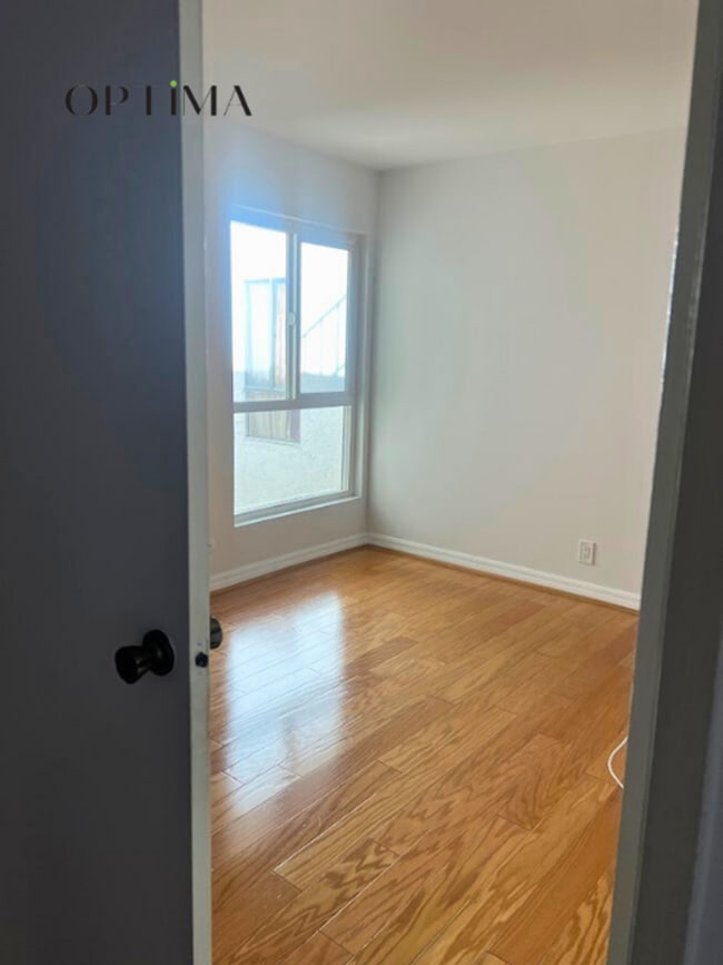 Building Photo - Timeless Comfort in Tarzana – 3-Bedroom Co...