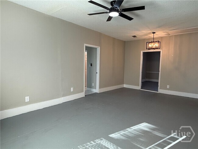 Building Photo - 728 W 39th St