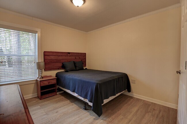 Building Photo - PRICE REDUCTION! SCHEDULE A TOUR TODAY!