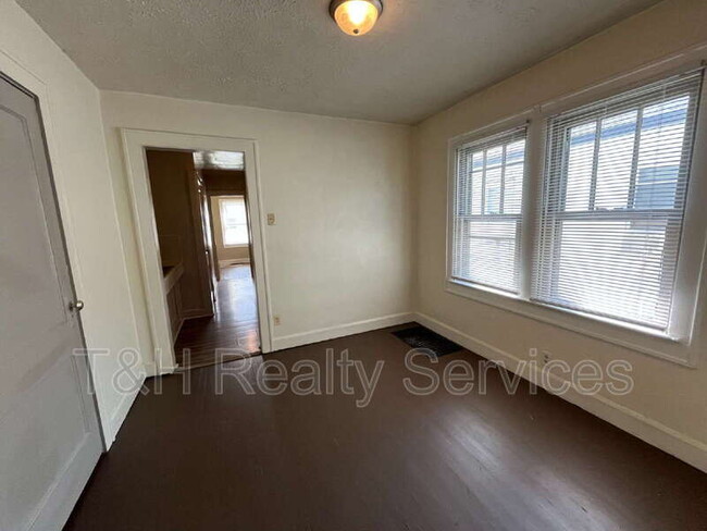 Building Photo - 941 N Drexel Ave
