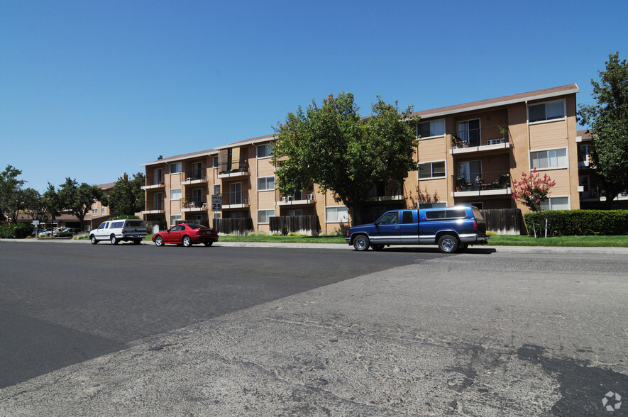 Building Photo - Courtside Towers Apartments