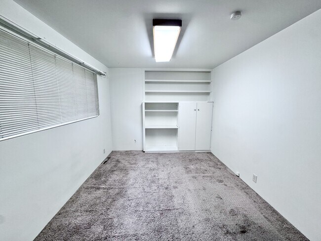 Building Photo - 501 E Sumac Ave