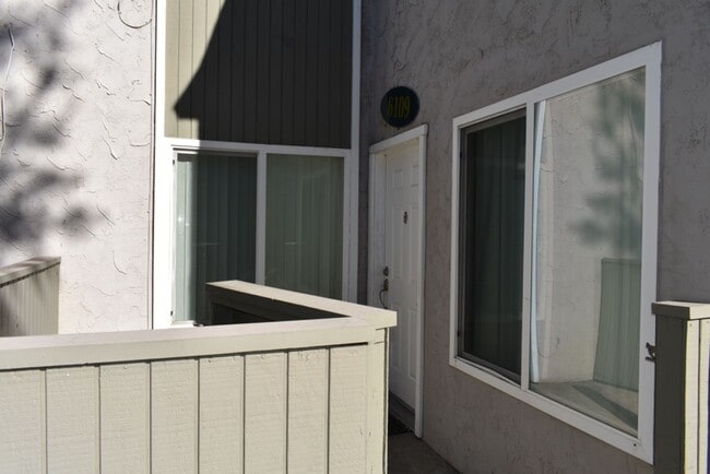 Building Photo - 2 Bedroom Townhouse