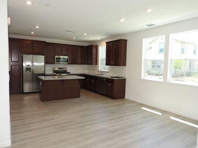 Building Photo - Beautiful Home in Roseville