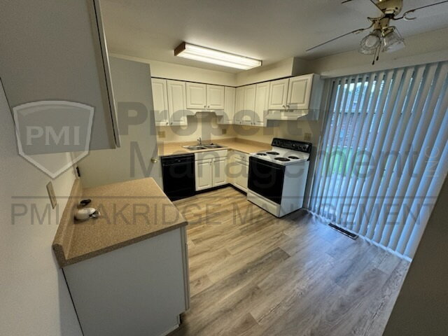 Building Photo - Single Level  2 Bed Apartment with Garage
