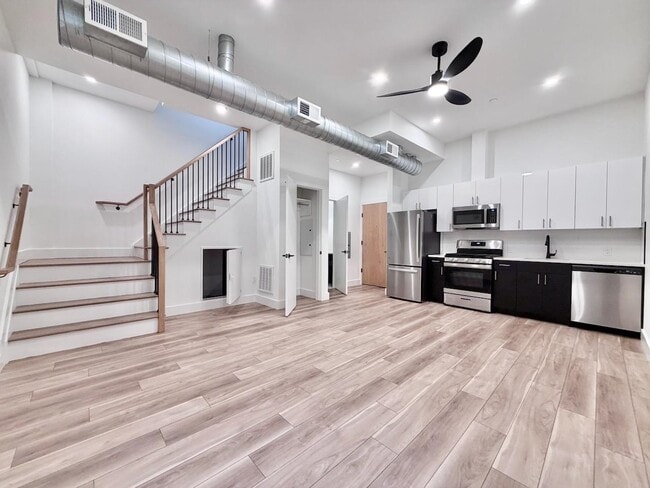 Primary Photo - 375 Monmouth St