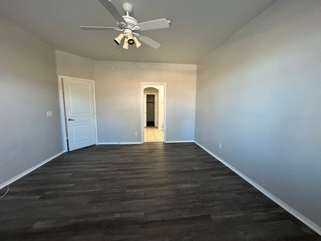 Building Photo - 955 E Knox Rd