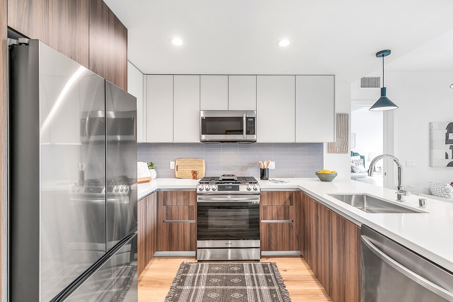 Primary Photo - Empire at Larchmont