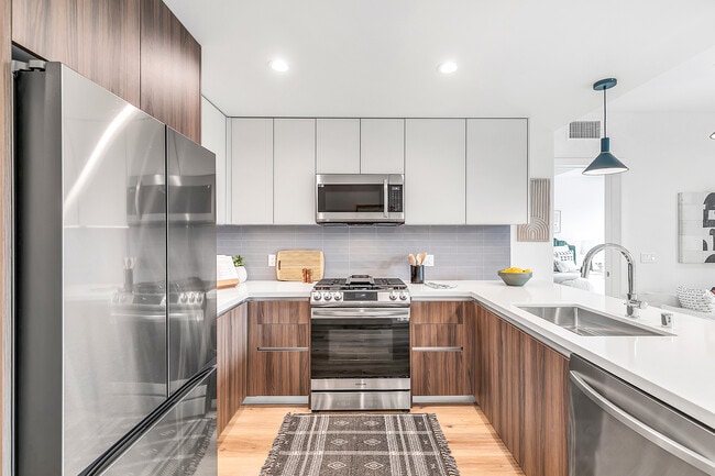 Building Photo - Empire at Larchmont