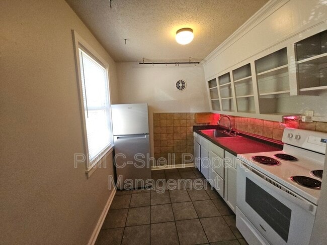 Building Photo - 210 N Pinewood Ln