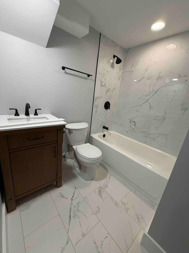 Building Photo - 2221 W 21st Pl