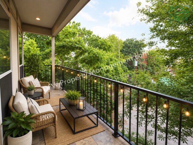 Building Photo - Luxury Renovated Townhome with Rooftop Skyline Views | Walk to Restaurants, Parks & More