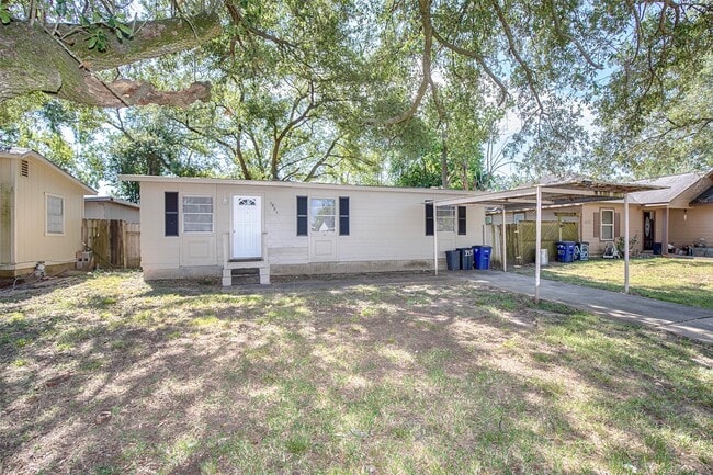 Building Photo - 1805 Oriole Dr