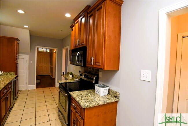 Building Photo - Spacious and fully furnished Victorian beauty