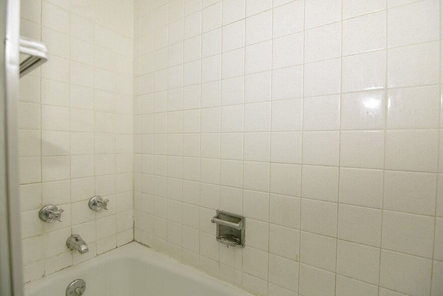 Building Photo - 665 W Wrightwood Ave