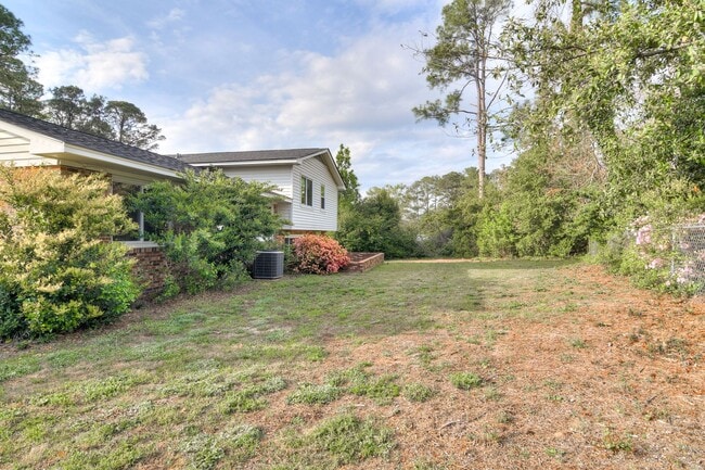 Building Photo - Great Location 4 Bedroom