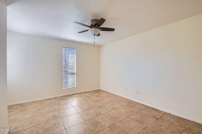 Building Photo - Luxury and Resort like Living at Scottsdale Park Place!!!  Tile throughout, light, bright and Pri...