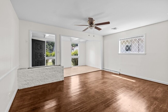 Building Photo - Charming 4 Bedroom 2 Bathroom Home
