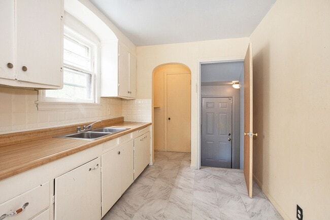 Building Photo - 2 BED 1.5  BATH BEAUTIFUL SINGLE FAMILY HO...
