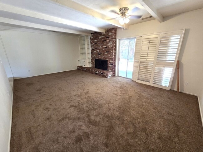 Building Photo - Immaculate 5 Bedroom 2.5 Bath Home Near Visalia Country Club