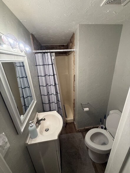 Building Photo - 489 Clubhouse Dr