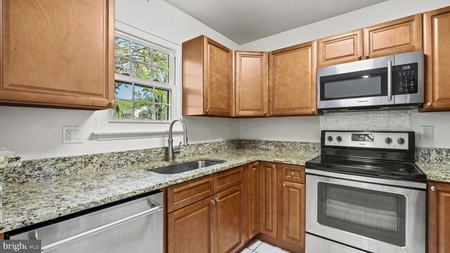 Building Photo - This stunning 3-bedroom, 2-bathroom interior townhome is sure to impress.
