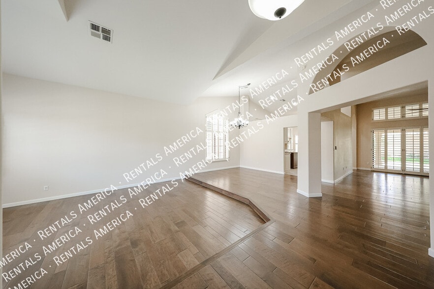 Building Photo - 1635 W Wisteria Dr
