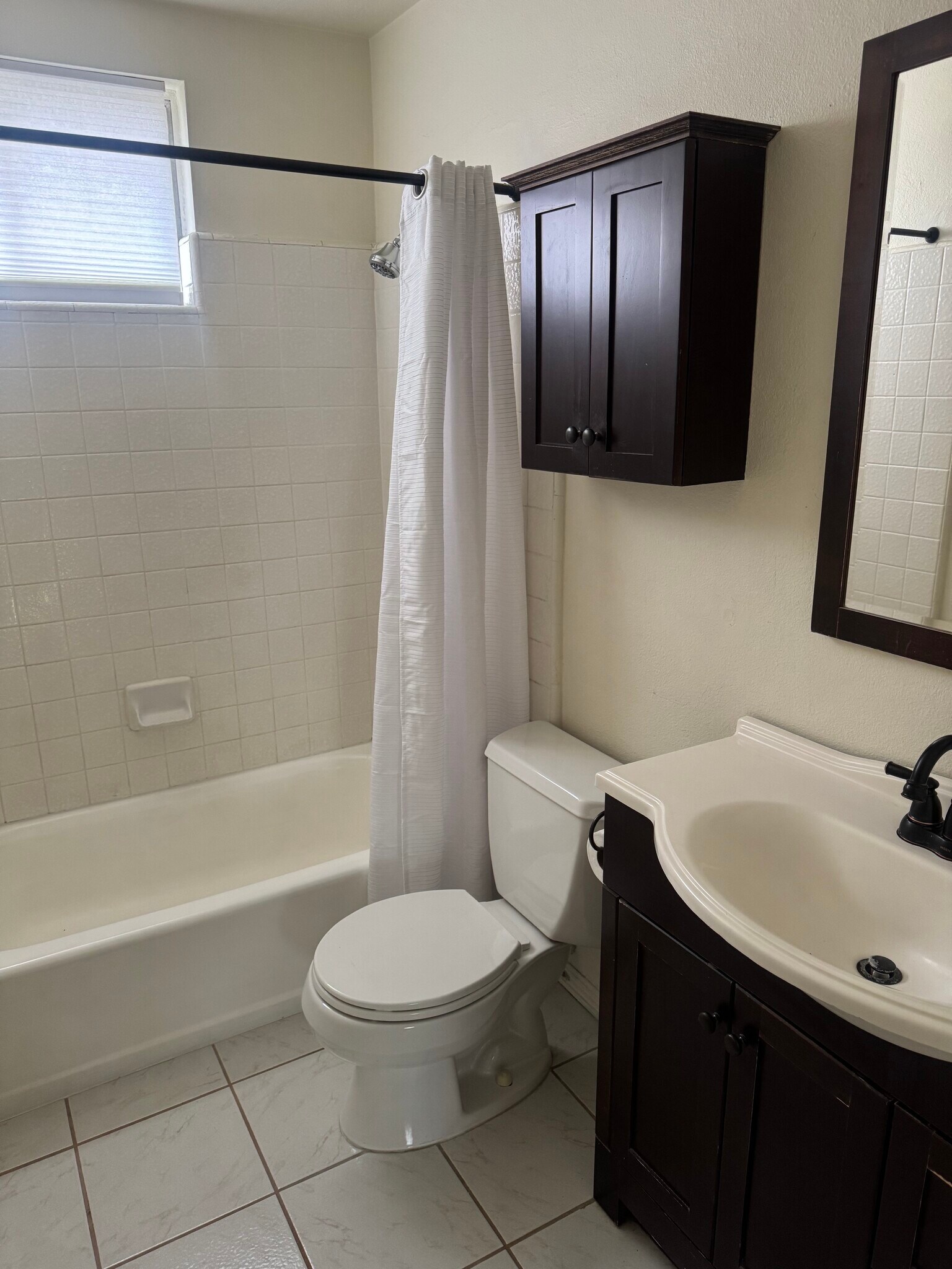full bath - 2014 Nelson Ave