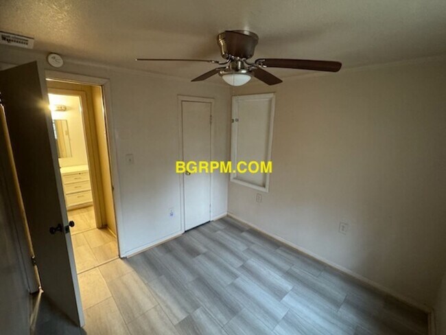 Building Photo - 2 BD, 1  BA, Home in Jacksonville