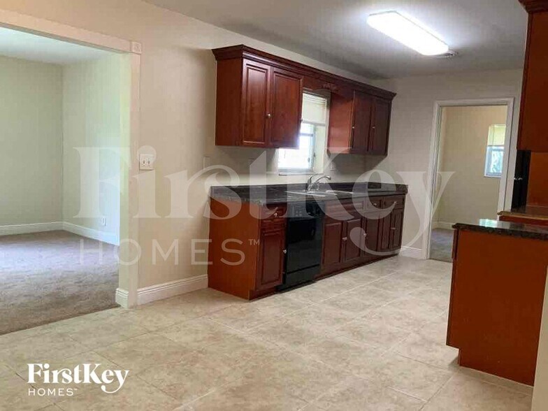 Building Photo - 727 S Pine St