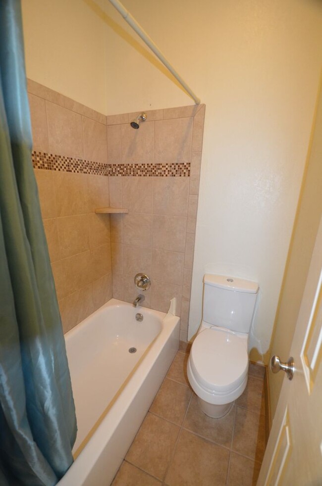 Building Photo - Great Location, Walk to Everything! Update...
