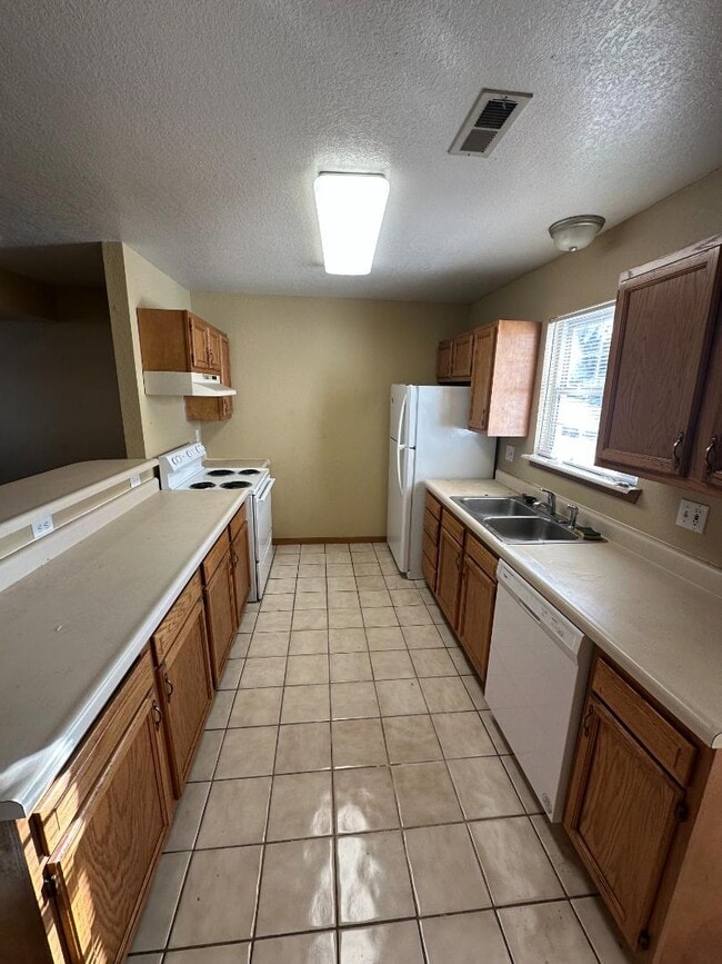 Building Photo - 103 S Woods Ct