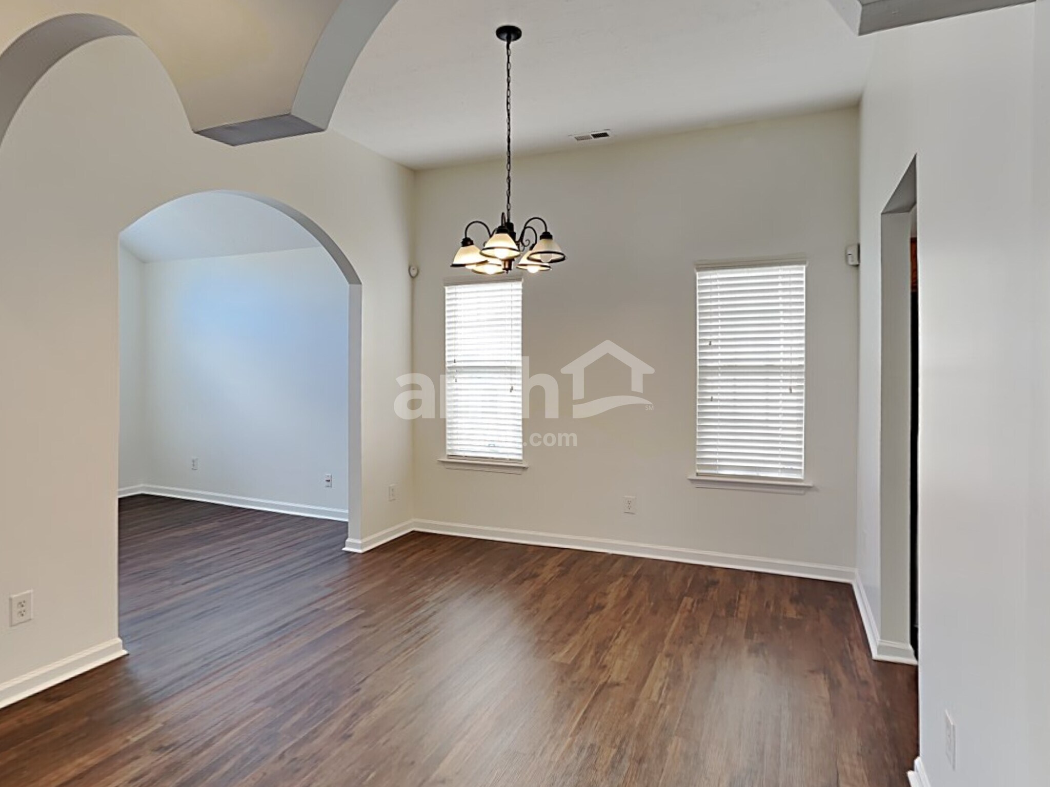 Building Photo - 2521 Fairstone Ave