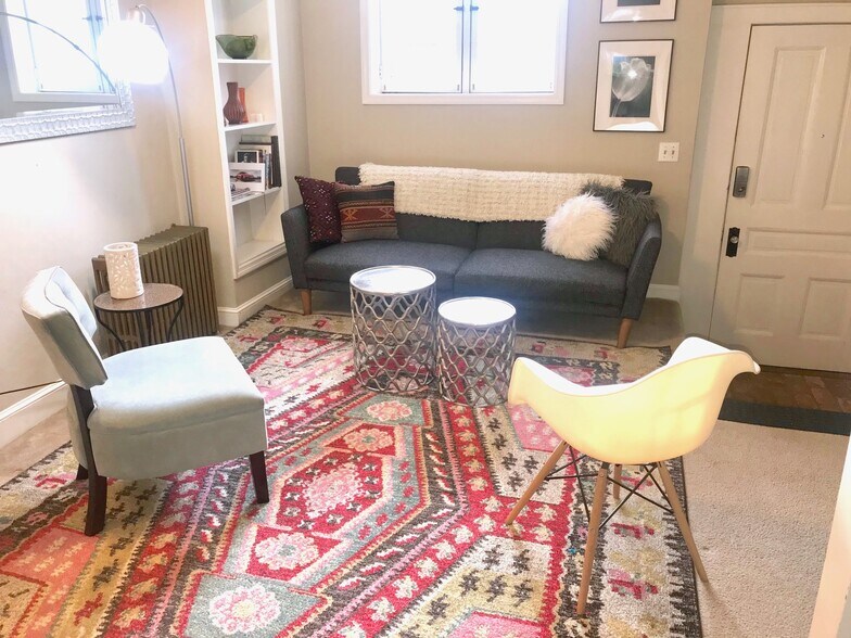 Sunny Livingroom - 107 Murdock Ave