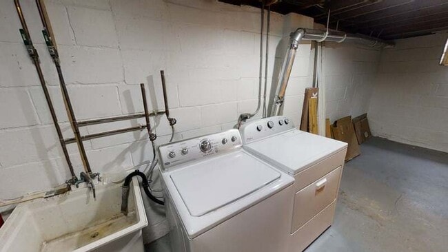 Building Photo - 834 S Main St