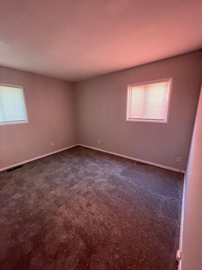 Building Photo - Eagledale - 4 bedroom home.