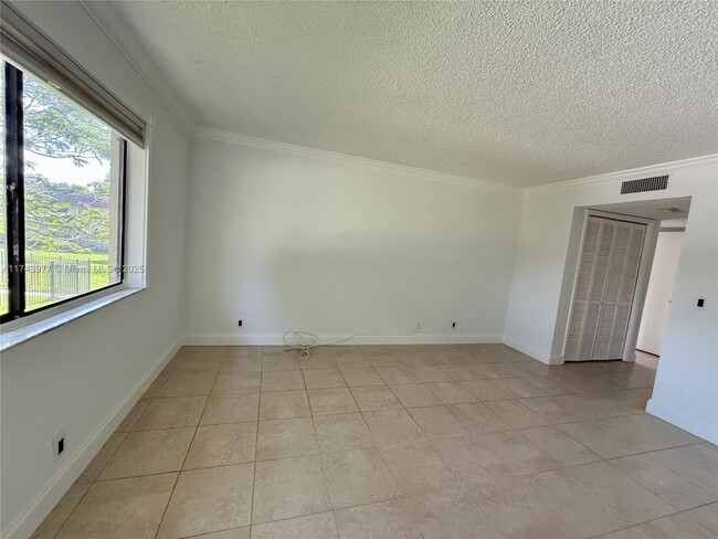 Building Photo - 303 Lakeview Dr