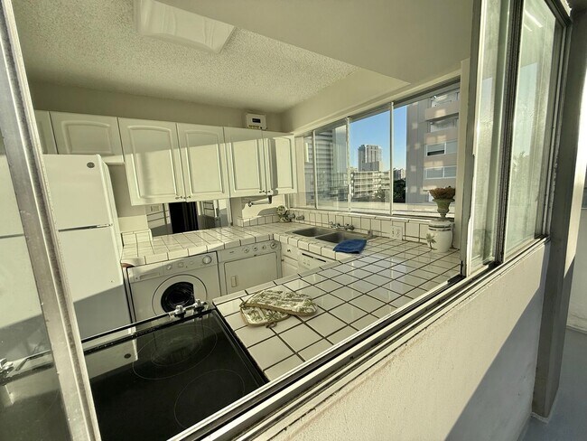 Building Photo - Oahu Surf 2 - 2 bdrm, 2 bath, 1 pkg, Free Water, Sewer, & Electricity