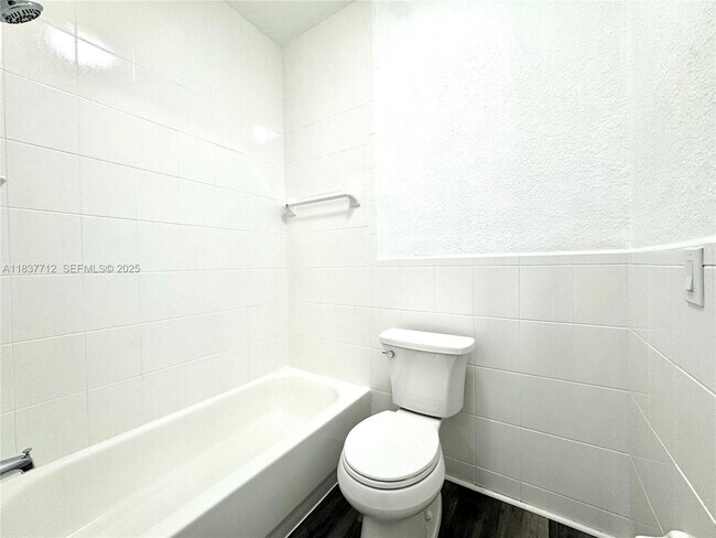 Building Photo - 11667 NE 18th Dr