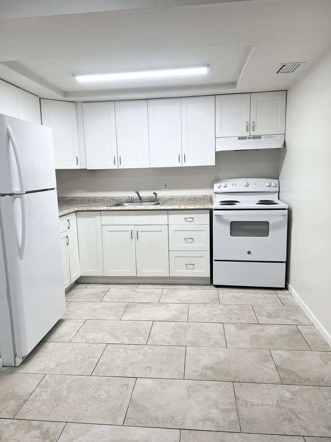 Building Photo - LARGE NEWLY RENOVATED 2 BEDROOM APARTMENTS Application fee is waived during move in
